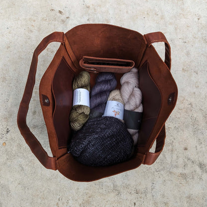 Elegant og romslig veske i ekte lær - Strikkeredet Design - 