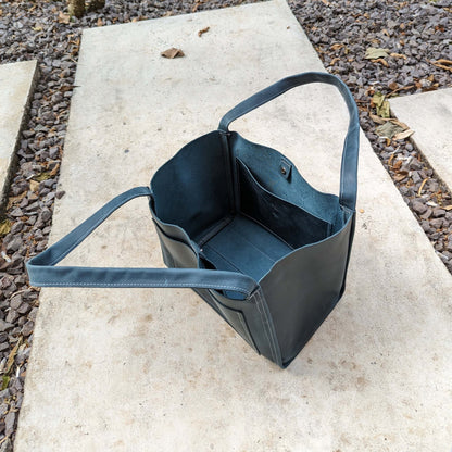 Elegant og romslig veske i ekte lær - Strikkeredet Design - 