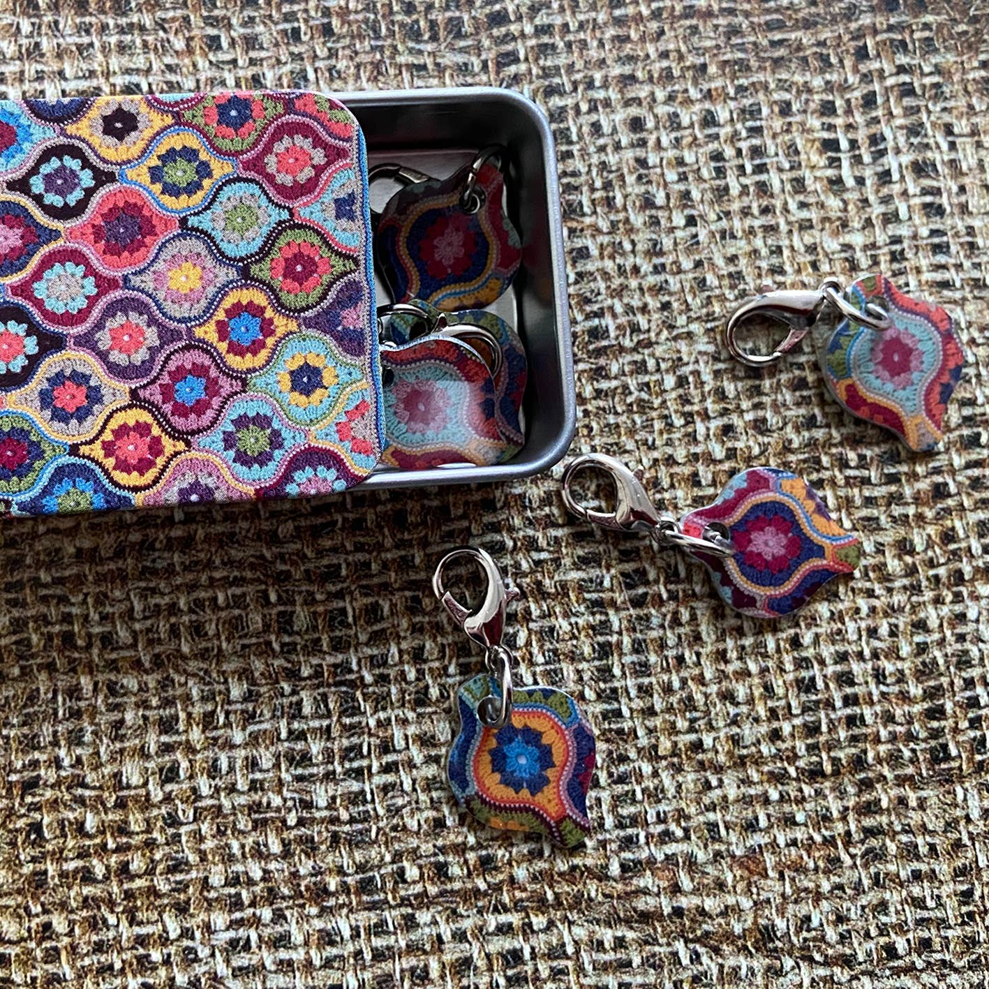 Emma Ball maskemarkører med karabinkrok i boks – mystical lanterns - Strikkeredet Design - Annet strikketilbehør