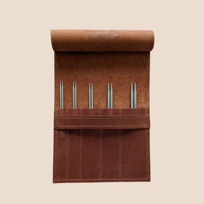 Enkel mappe for utskiftbare pinner/heklenål/fletteinne - Strikkeredet Design - Thread and Maple innleggsmapper for strikkeverktøy