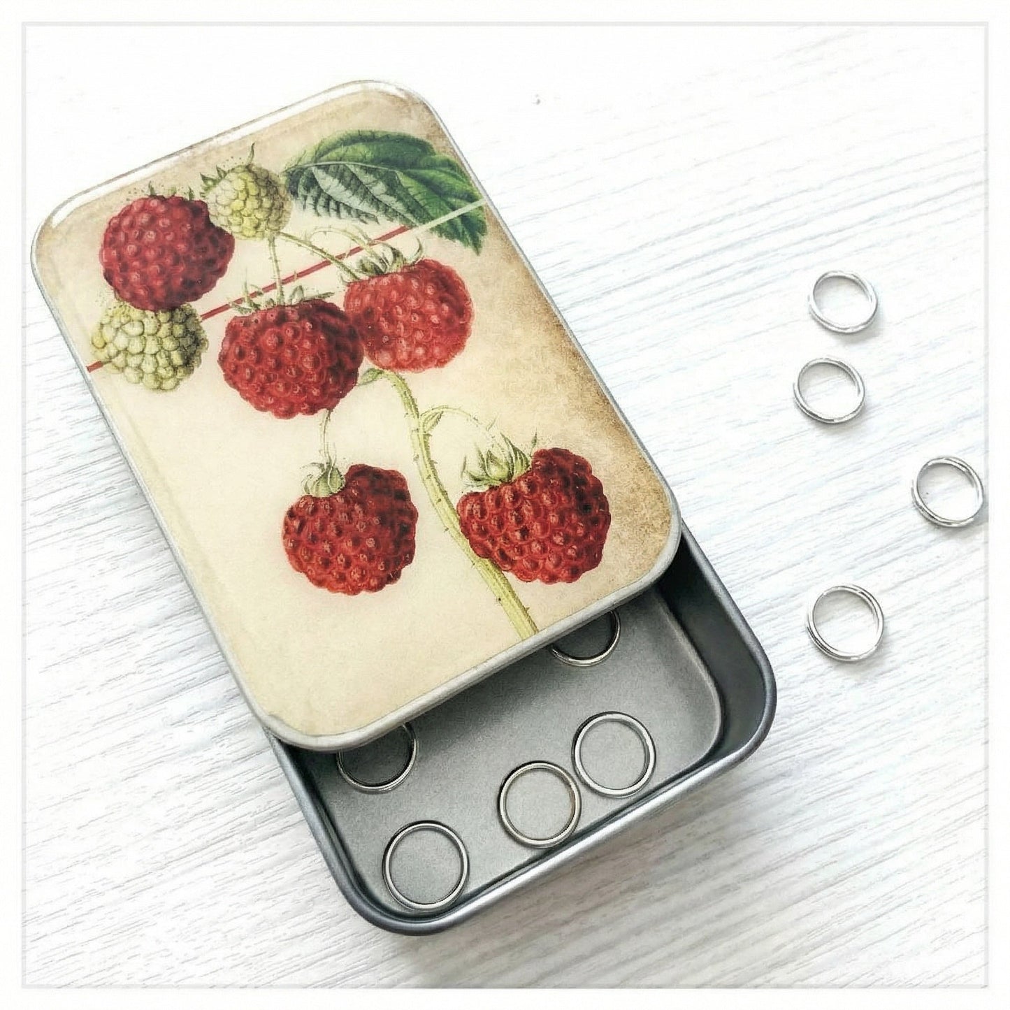 Firefly Notes metallboks – Bringebær - Strikkeredet Design - Annet strikketilbehør