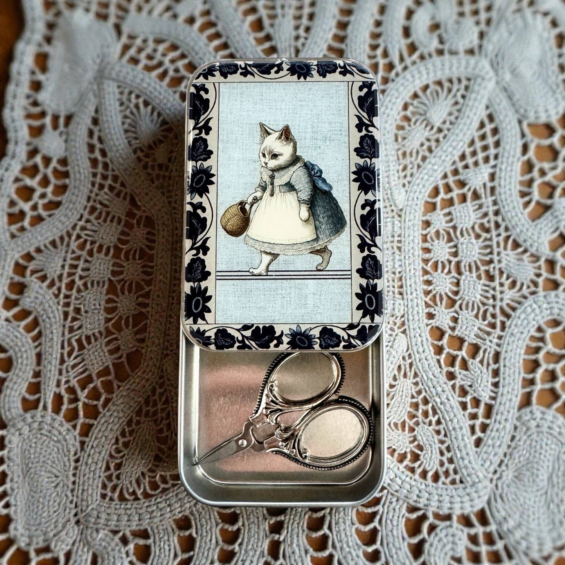 Firefly notes metallboks - Katt i kjole - Strikkeredet Design - Annet strikketilbehør
