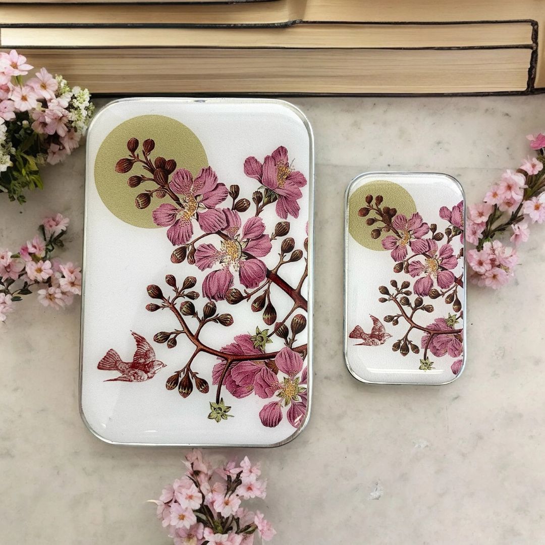 Firefly notes metallboks – kirsebærblomst og svale - Strikkeredet Design - 