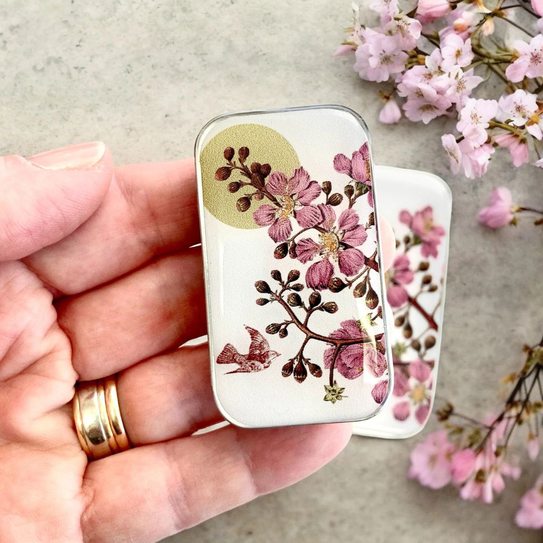 Firefly notes metallboks – kirsebærblomst og svale - Strikkeredet Design - 