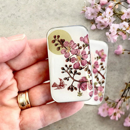 Firefly notes metallboks – kirsebærblomst og svale - Strikkeredet Design - 