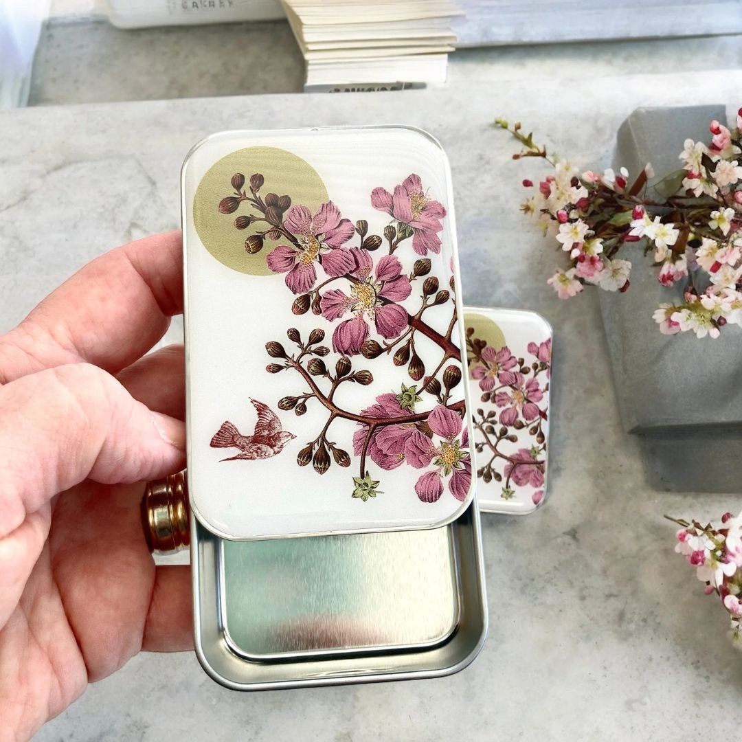 Firefly notes metallboks – kirsebærblomst og svale - Strikkeredet Design - 