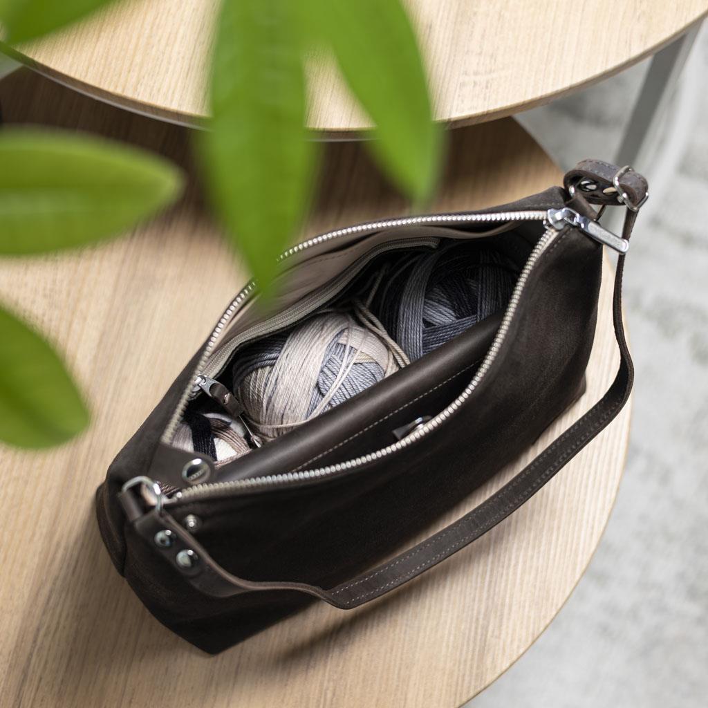 Flow bag – elegant veske i semsket skinn - Strikkeredet Design - Veske i ekte lær