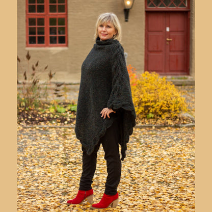 Frosty Waves Poncho - en elegant og feminin poncho til voksen og ungdom - Strikkeredet Design - Strikkeoppskrift