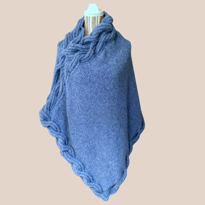 Frosty Waves Poncho - en elegant og feminin poncho til voksen og ungdom - Strikkeredet Design - Strikkeoppskrift