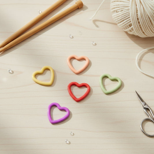Hjerteformede maskemarkører i lakkert metall i mange lekre farger - Strikkeredet Design - Annet strikketilbehør