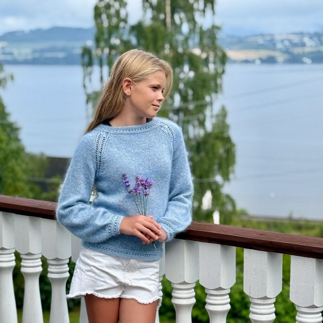 Hverdagslykkegenser for barn - Strikkeredet Design - Strikkeoppskrift