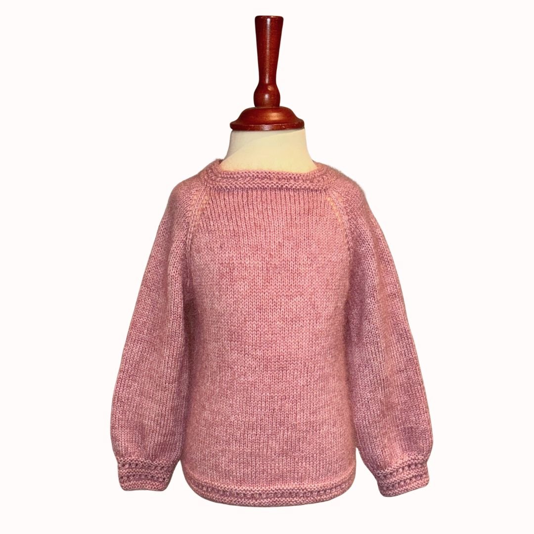 Hverdagslykkegenser for barn - Strikkeredet Design - Strikkeoppskrift