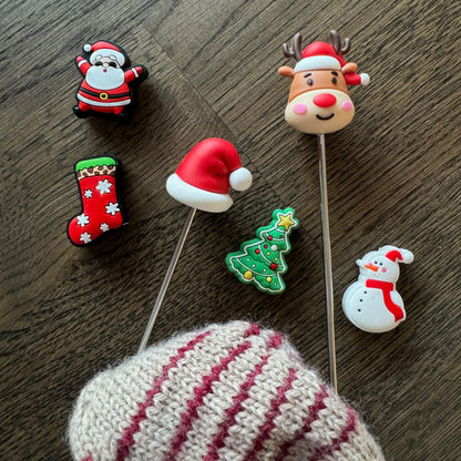 Julemaskestoppere med seks koselige motiver – perfekt til sesongens strikkekos - Strikkeredet Design - Annet strikketilbehør