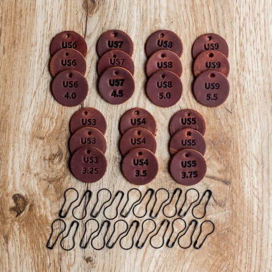 Lærmarkører til strikkeprøver - Strikkeredet Design - Thread and Maple håndlagde lærprodukter