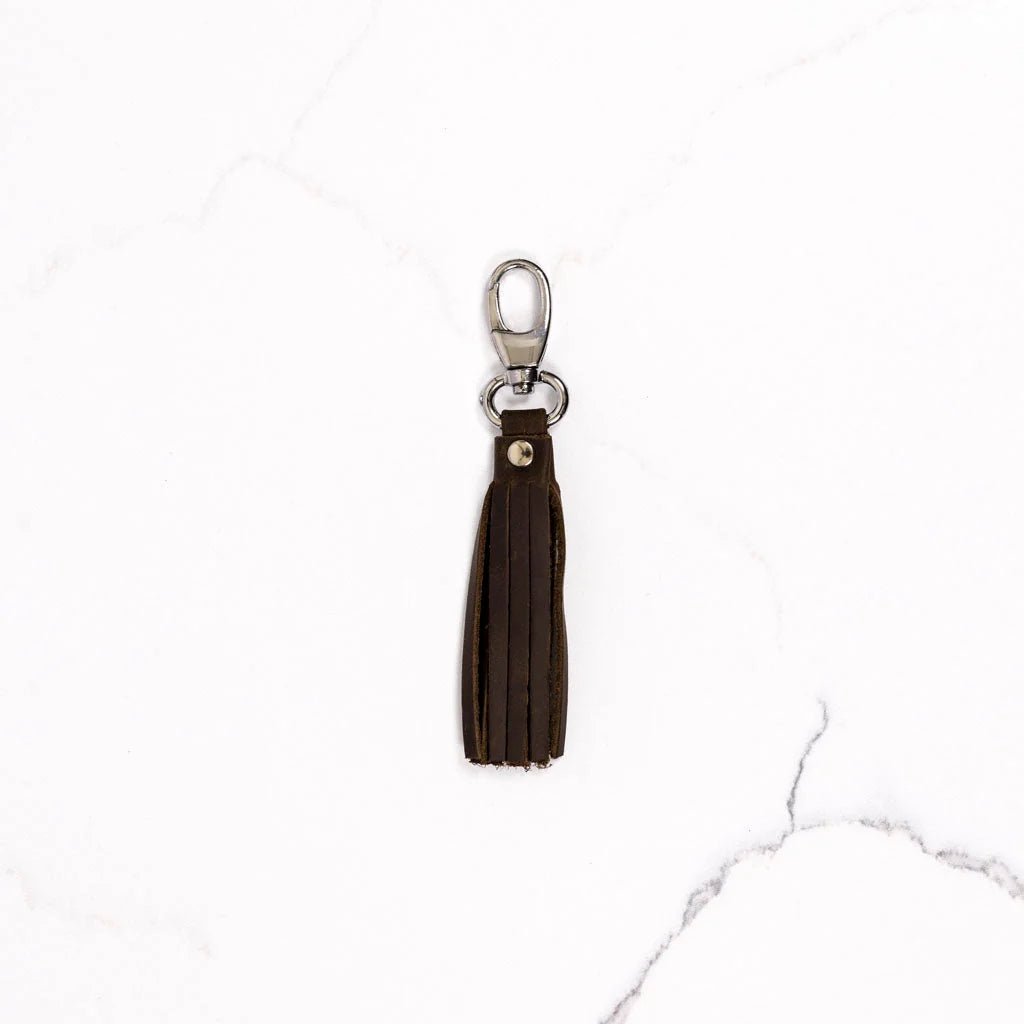 Leather Tassel – dusk i ekte skinn fra Thread & Maple - Strikkeredet Design - Tilbehør i ekte lær