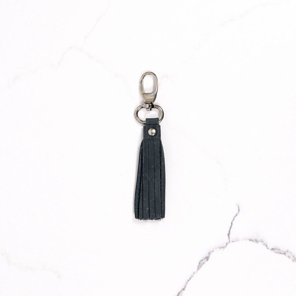 Leather Tassel – dusk i ekte skinn fra Thread & Maple - Strikkeredet Design - Tilbehør i ekte lær