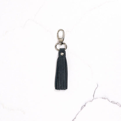 Leather Tassel – dusk i ekte skinn fra Thread & Maple - Strikkeredet Design - Tilbehør i ekte lær