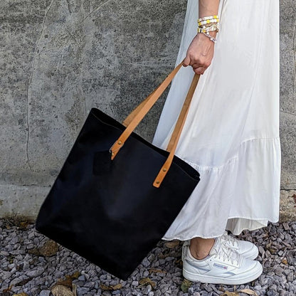 Lekker og romslig hverdagsveske fra Thread & Mapled i ekte lær - Strikkeredet Design - Veske i ekte lær