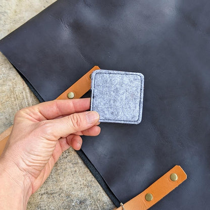 Lekker og romslig hverdagsveske fra Thread & Mapled i ekte lær - Strikkeredet Design - Veske i ekte lær