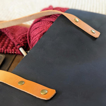 Lekker og romslig hverdagsveske fra Thread & Mapled i ekte lær - Strikkeredet Design - Veske i ekte lær