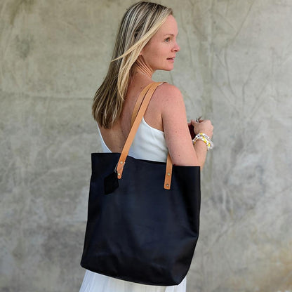 Lekker og romslig hverdagsveske fra Thread & Mapled i ekte lær - Strikkeredet Design - Veske i ekte lær