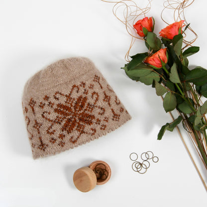 Lines Lue – varm og myk lue med picotkant og dobbelt lag over ørene - Strikkeredet Design - Strikkeoppskrift