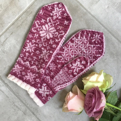 Lines votter – to størrelser for dame, elegant design med kontrastfarger - Strikkeredet Design - Strikkeoppskrift