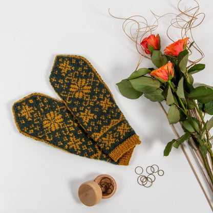 Lines votter – to størrelser for dame, elegant design med kontrastfarger - Strikkeredet Design - Strikkeoppskrift