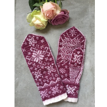 Lines votter – to størrelser for dame, elegant design med kontrastfarger - Strikkeredet Design - Strikkeoppskrift