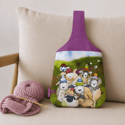 Liten håndleddsveske – Happy Sheep – Emma Ball - Strikkeredet Design -