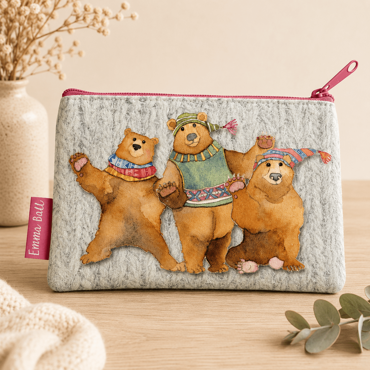 Liten tilbehørsveske – Woolly bears – Emma Ball - Strikkeredet Design -