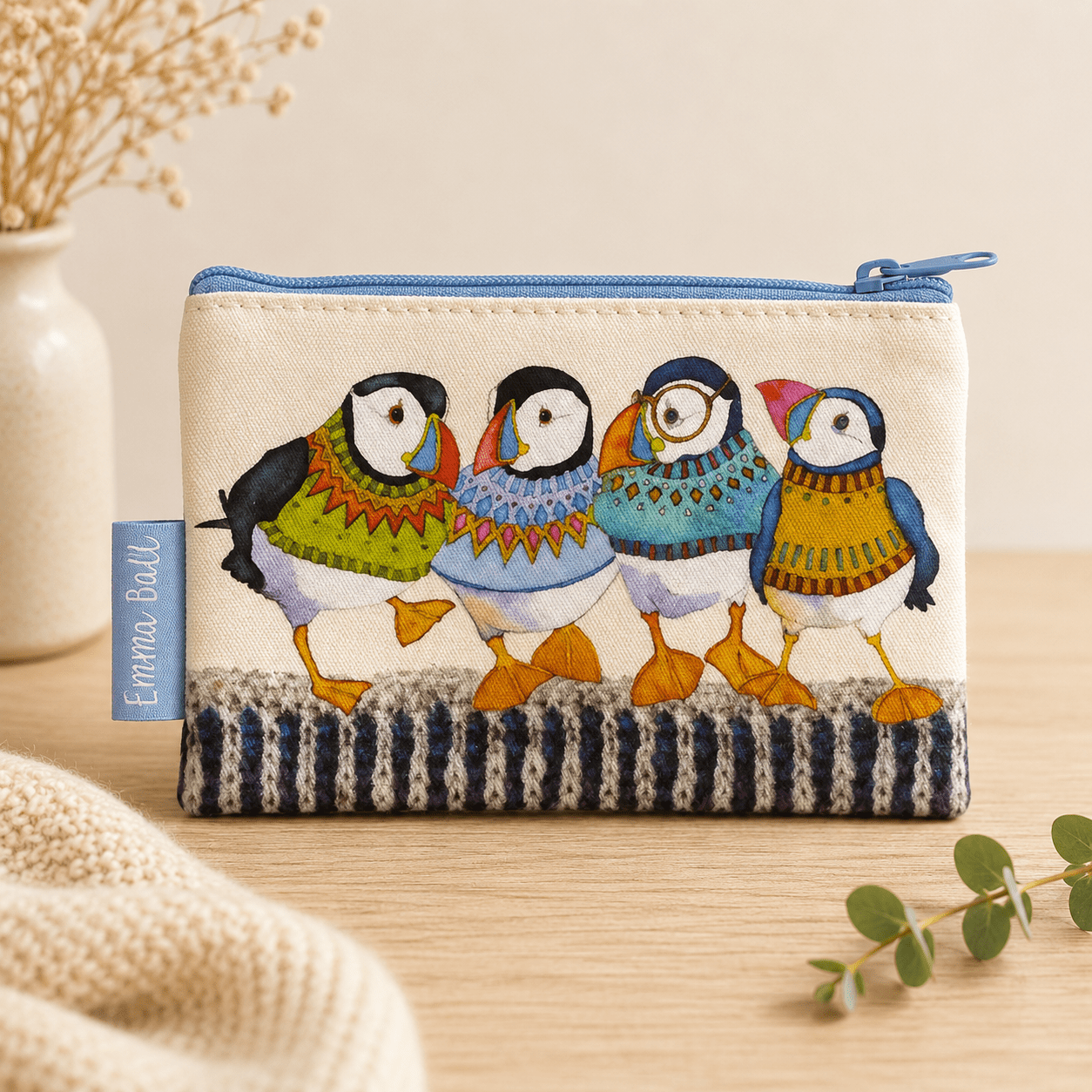 Liten tilbehørsveske – woolly puffins – Emma Ball - Strikkeredet Design -