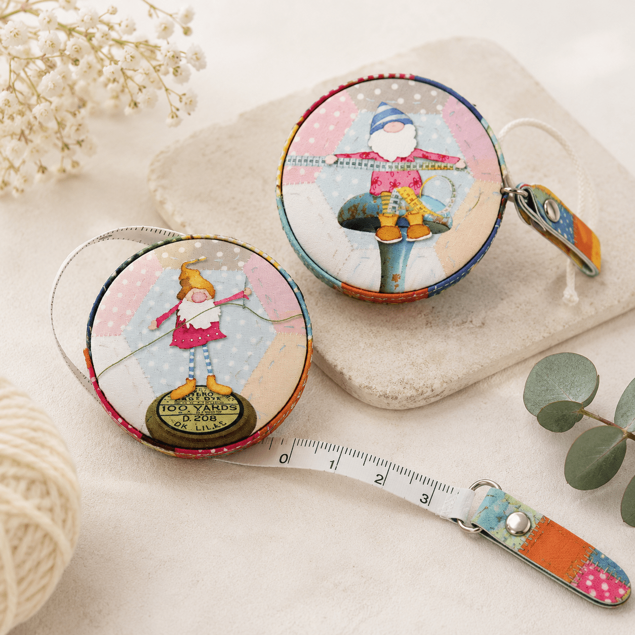 Målebånd – Crafting Gnomes – Emma Ball - Strikkeredet Design - Strikketilbehør