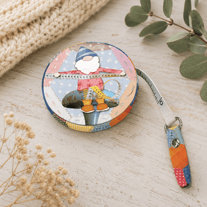 Målebånd – Crafting Gnomes – Emma Ball - Strikkeredet Design - Strikketilbehør