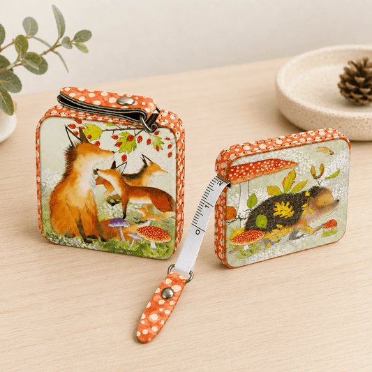 Målebånd – hedgehog / fox – Emma Ball - Strikkeredet Design -