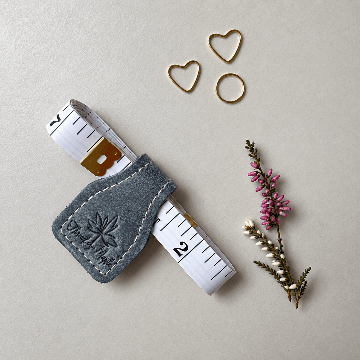 Målebånd med magnetisk lærklips – praktisk og stilig tilbehør - Strikkeredet Design - Thread and Maple håndlagde lærprodukter