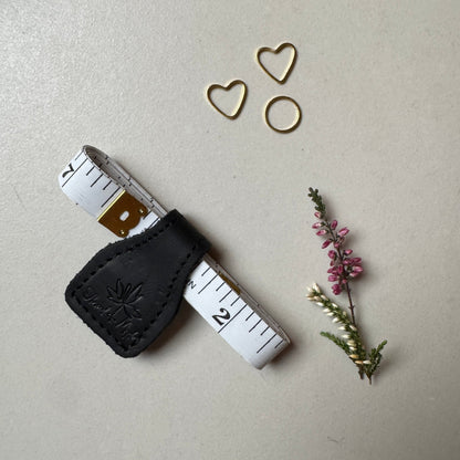 Magnetisk lærklips med målebånd – praktisk og stilig tilbehør - Strikkeredet Design - Thread and Maple håndlagde lærprodukter