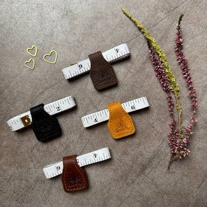 Magnetisk lærklips med målebånd – praktisk og stilig tilbehør - Strikkeredet Design - Thread and Maple håndlagde lærprodukter