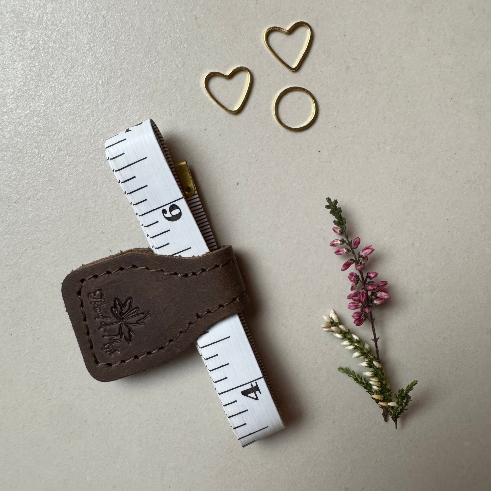 Magnetisk lærklips med målebånd – praktisk og stilig tilbehør - Strikkeredet Design - Thread and Maple håndlagde lærprodukter