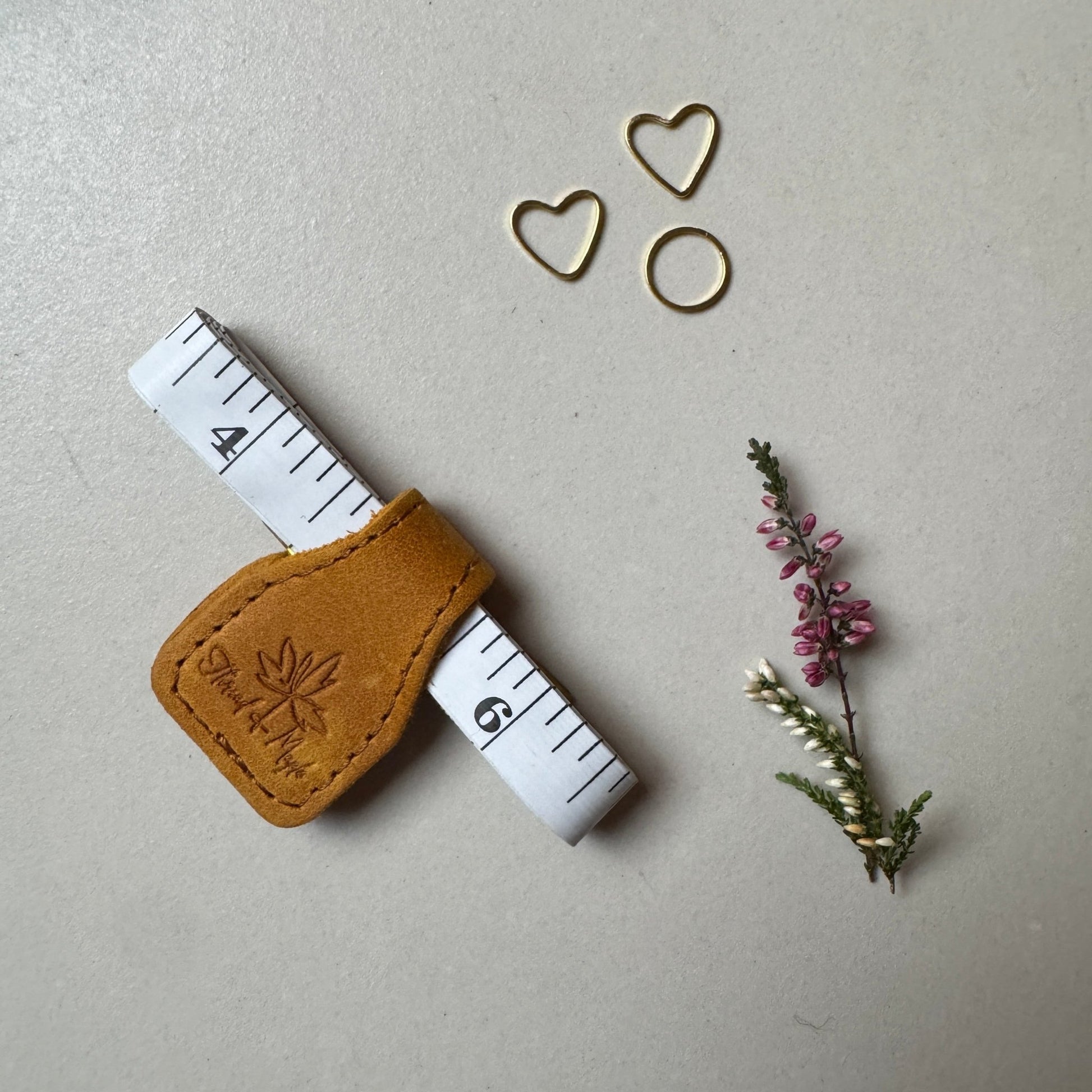 Magnetisk lærklips med målebånd – praktisk og stilig tilbehør - Strikkeredet Design - Thread and Maple håndlagde lærprodukter