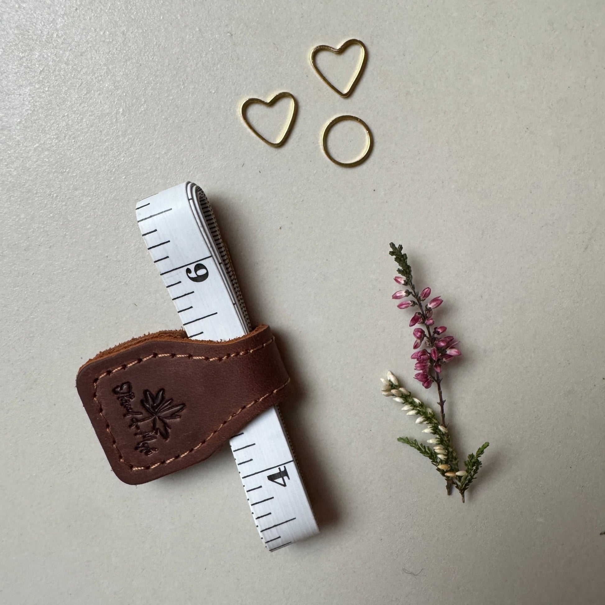 Magnetisk lærklips med målebånd – praktisk og stilig tilbehør - Strikkeredet Design - Thread and Maple håndlagde lærprodukter
