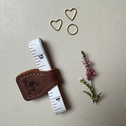 Magnetisk lærklips med målebånd – praktisk og stilig tilbehør - Strikkeredet Design - Thread and Maple håndlagde lærprodukter