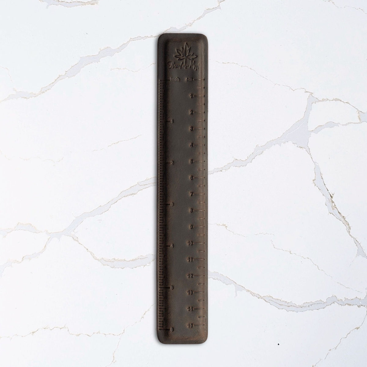 Magnetisk linjal i ekte lær fra Thread & Maple – hold styr på raden i oppskriften - Strikkeredet Design - Thread and Maple håndlagde lærprodukter