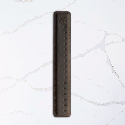 Magnetisk linjal i ekte lær fra Thread & Maple – hold styr på raden i oppskriften - Strikkeredet Design - Thread and Maple håndlagde lærprodukter