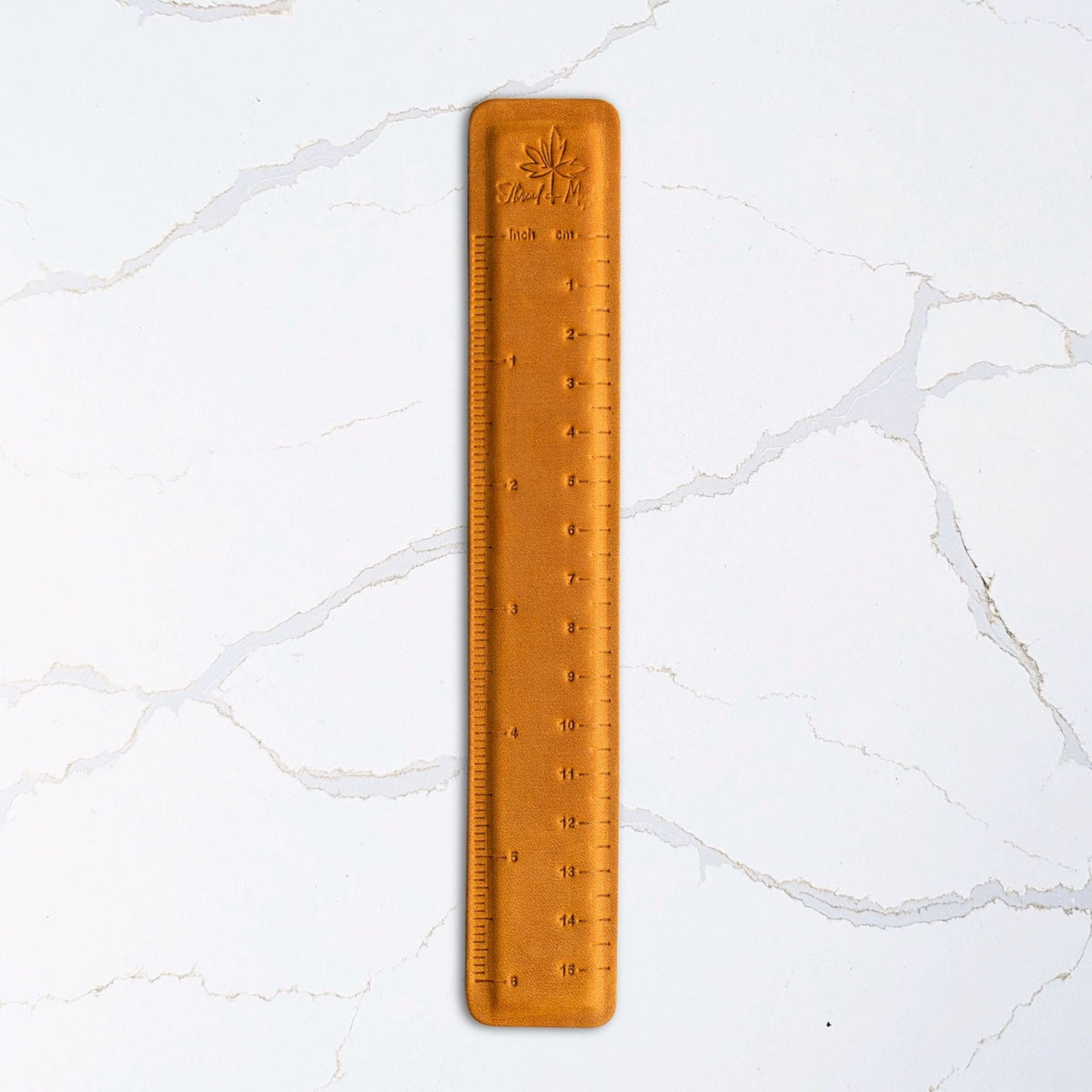 Magnetisk linjal i ekte lær fra Thread & Maple – hold styr på raden i oppskriften - Strikkeredet Design - Thread and Maple håndlagde lærprodukter