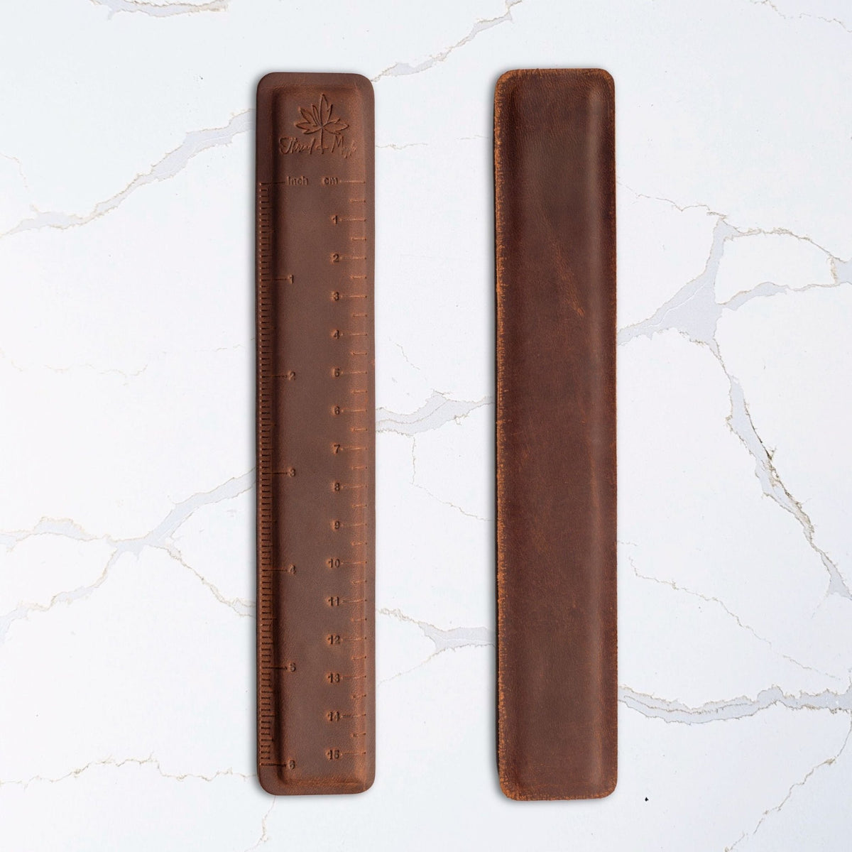 Magnetisk linjal i ekte lær fra Thread & Maple – hold styr på raden i oppskriften - Strikkeredet Design - Thread and Maple håndlagde lærprodukter