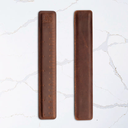 Magnetisk linjal i ekte lær fra Thread & Maple – hold styr på raden i oppskriften - Strikkeredet Design - Thread and Maple håndlagde lærprodukter