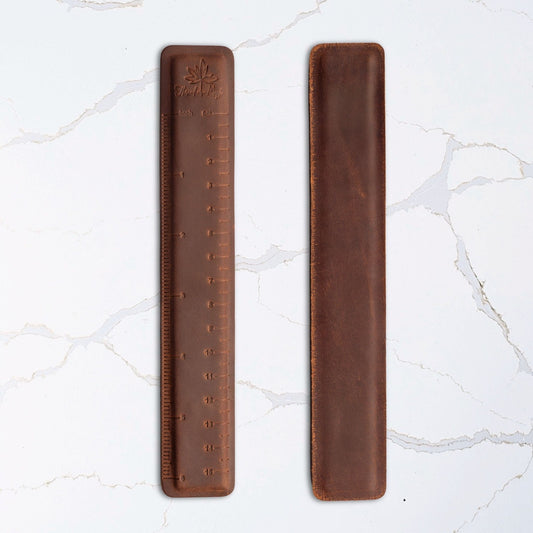 Magnetisk linjal i ekte lær fra Thread & Maple – hold styr på raden i oppskriften - Strikkeredet Design - Thread and Maple håndlagde lærprodukter