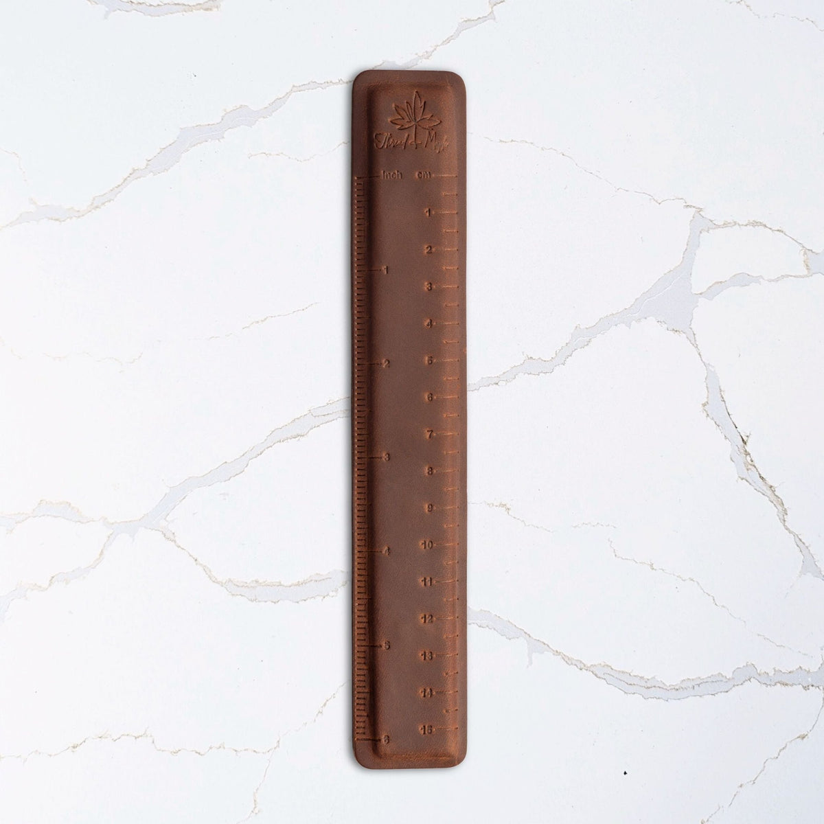 Magnetisk linjal i ekte lær fra Thread & Maple – hold styr på raden i oppskriften - Strikkeredet Design - Thread and Maple håndlagde lærprodukter