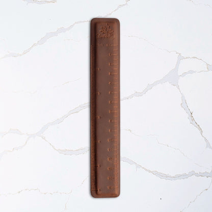 Magnetisk linjal i ekte lær fra Thread & Maple – hold styr på raden i oppskriften - Strikkeredet Design - Thread and Maple håndlagde lærprodukter
